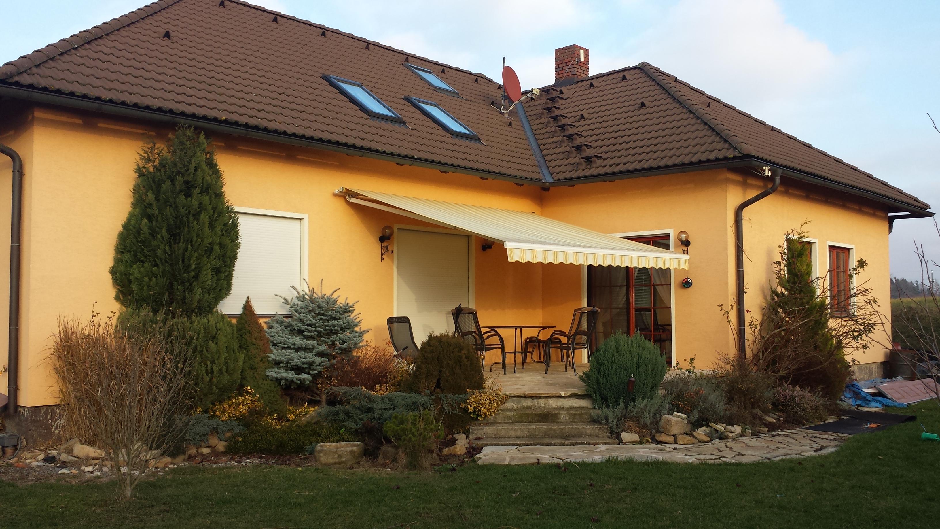 Rodinný dům s markýzou