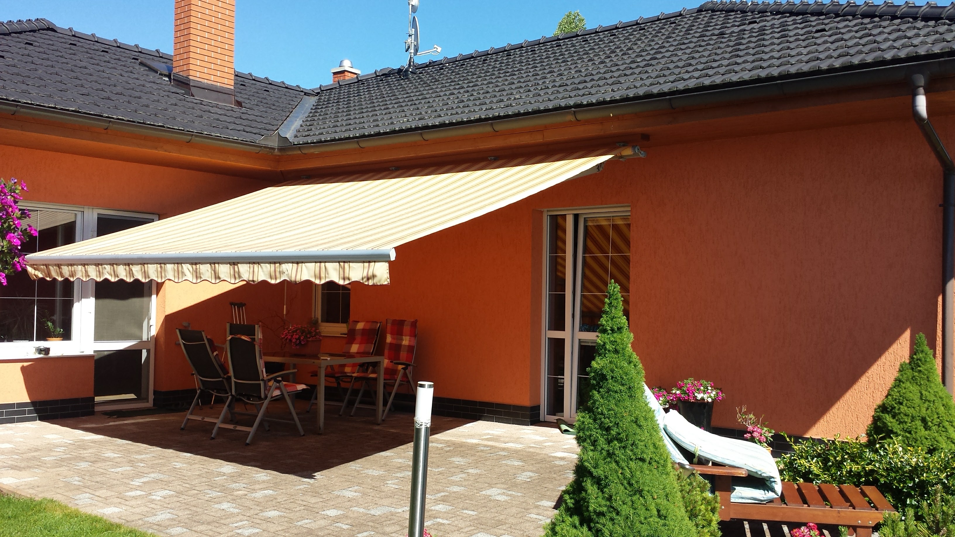 Roztažená markýza nad terasou