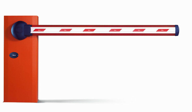 Automatická závora na vjezdu do areálu